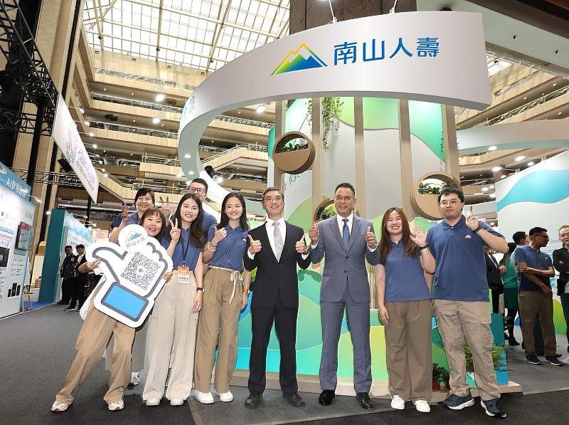 南山人壽參展高齡健康產業博覽會，提供全方位的健康方案，協助民眾享受有品質的樂齡生活。（圖右4至3）南山人壽尹崇堯董事長、范文偉總經理