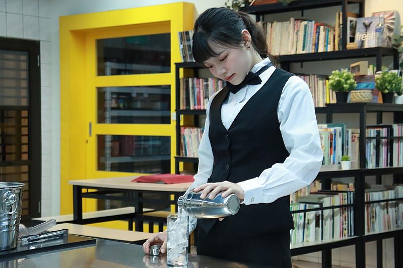 長榮大學觀餐系輔導學生考取各項專業證照，並安排業界實習機會
