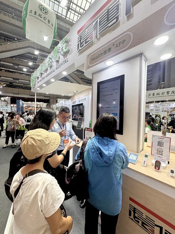 圖二、遠傳「Health健康+」App不僅支援健保視訊看診,即時監控生理數據並傳送至醫療團隊,更因應現代人生活型態與需求,提供多元自費遠距健康諮詢。
