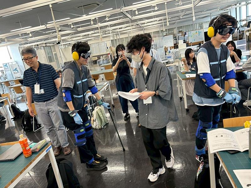 學生透過模擬教材體驗高齡者及身心障礙者的身體狀態