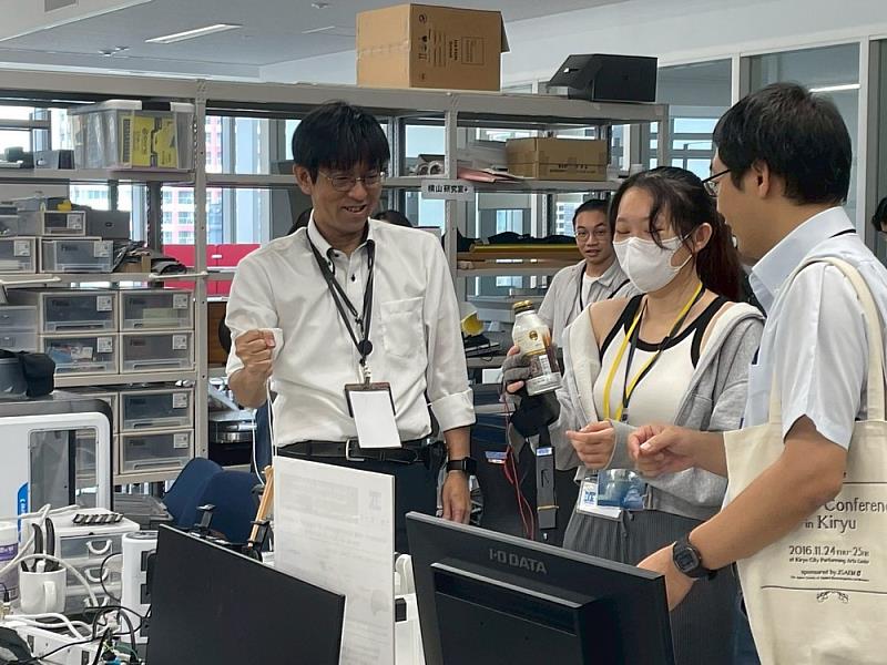 大阪工業大學井上老師展示其輔助老人拿握之設計