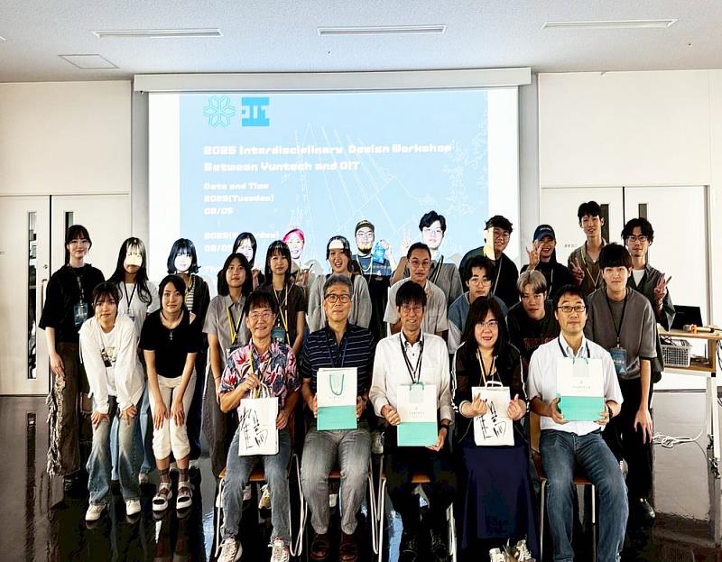 雙方教師互贈禮品，象徵本次國際設計工作坊的友誼與合作交流