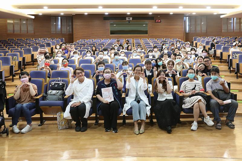 花蓮慈濟醫院在8月7日下午，舉辦夏季「爸媽教室」講座，幫助新手爸媽育兒之路更順利。