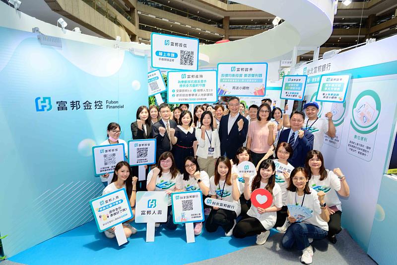 富邦金控偕五大子公司首次參與「2025高齡健康產業博覽會」,以「金融百貨」的概念,一站式滿足中高齡族群多元金融需求。