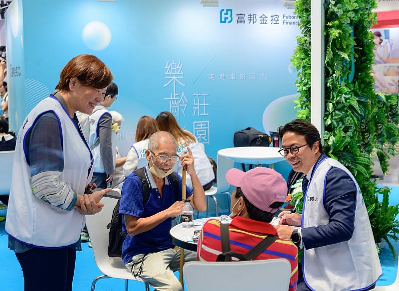 富邦金控發揮資源優勢,偕五大子公司首次參與「2025高齡健康產業博覽會」,提供專業金融諮詢,全方位打造銀髮友善金融服務,守護長者樂齡生活。