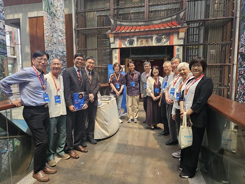 圖3 第6屆「聲音的台灣史研討會」首度移師六堆園區舉辦，由與會學者合影(左起王裕元副研究員、施炳華教授、何金樑主任、張隆志館長、張維瑛副研究員、顏上晴教授、陳怡宏研究員、劉麟玉教授、福岡正太副館長、菊池秀明教授、王櫻芬教授)