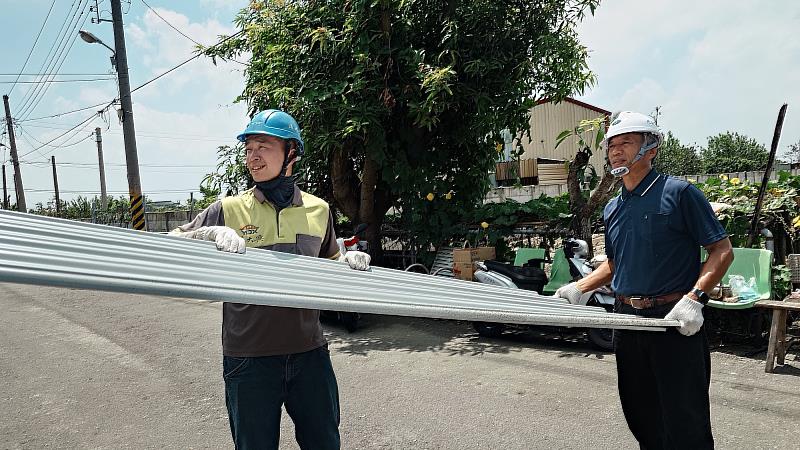 為了趕快讓受災鄉親重建家園，慈濟志工們持續投入修繕工作。