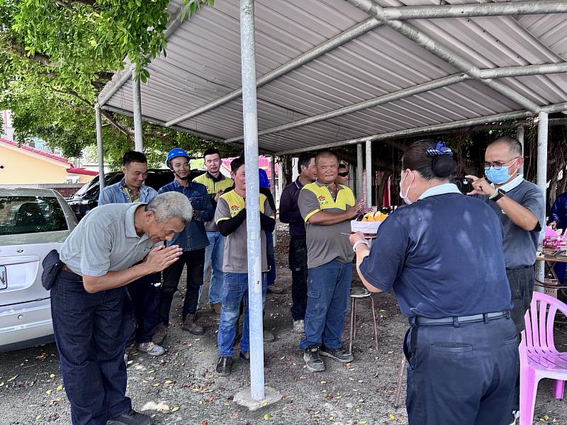 嘉義慈濟志工特別準備蛋糕感謝修繕志工們。