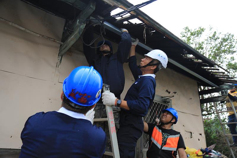 慈濟在嘉義、台南的工班與志工們持續投入修繕、訪視工作。