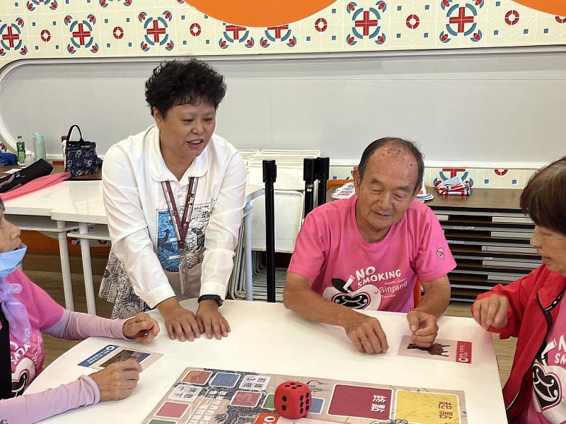 嘉縣560位長者C手遊故宮，走入國寶殿堂