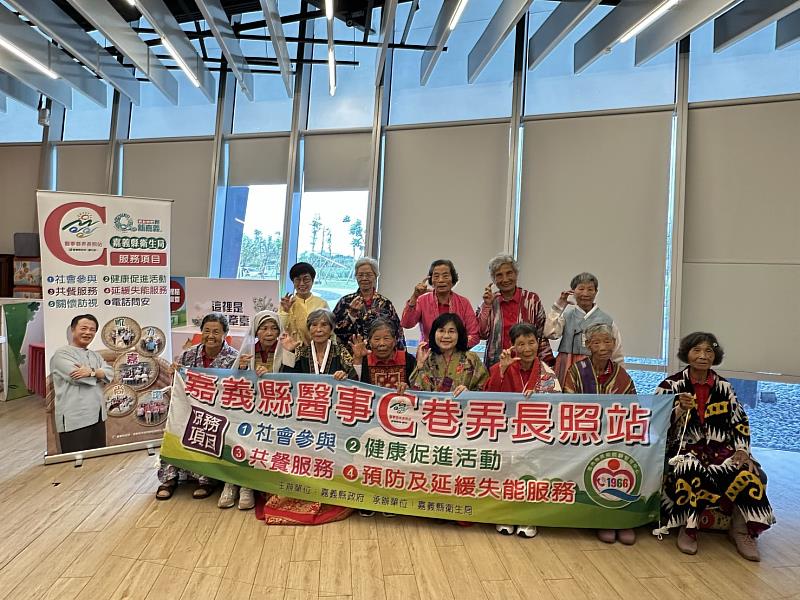 嘉縣560位長者C手遊故宮,走入國寶殿堂