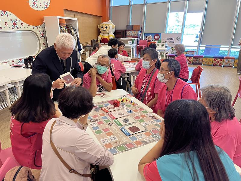 嘉縣560位長者C手遊故宮，走入國寶殿堂