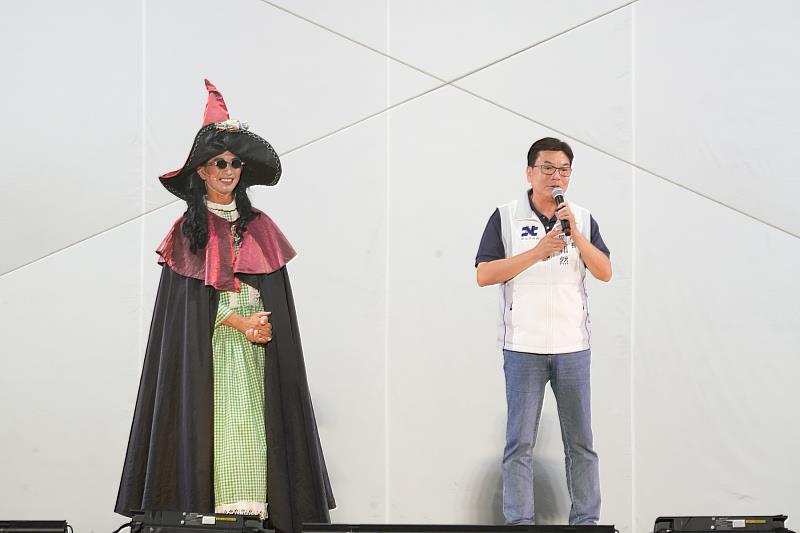 新北市副市長劉和然(右)與親子民眾一起欣賞戶外演出，並感謝紙風車劇團深耕臺灣各地，以藝術陪伴孩子成長。