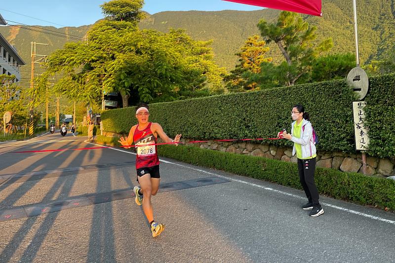第一位抵達靜思精舍的是社區男子組楊子慶，只用了29分33秒抵達終點。