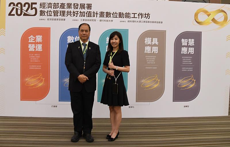 桃科環科大潭工業區聯合廠商協進會理事長蔡銘哲（左）健行科大永續發展暨社會責任辦公室主任柯幼寧（右）