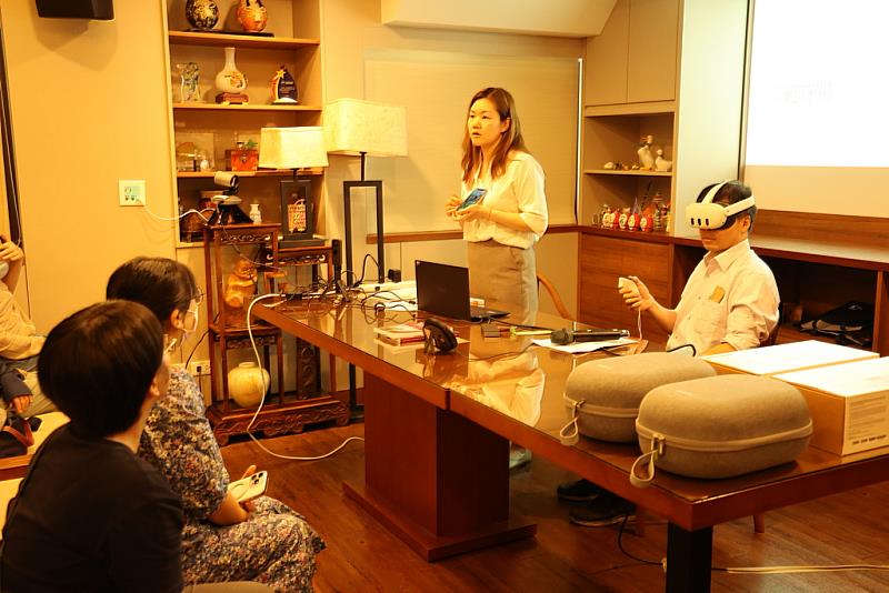 第二階段課程由先由胡潔玲博士說明VR實作要領，由台東聖母醫院羅彥宇院長示範帶VR頭戴式裝置，操作體驗。