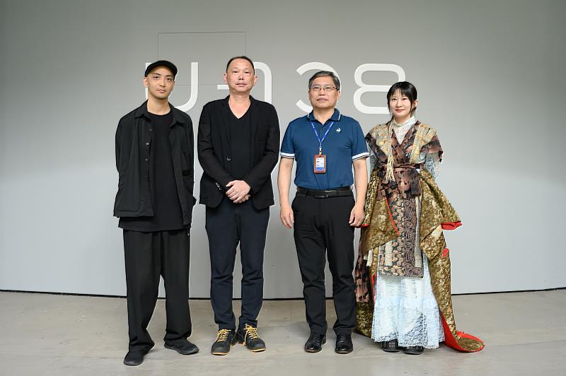 「虛迷山」展覽開幕式，國立臺灣美術館副館長汪佳政(右2)與藝術家姚瑞中(左2)、郭一(左1)、Meuko_Meuko(右1)合影，國立臺灣美術館提供，攝影：ANPIS_FOTO_王世邦