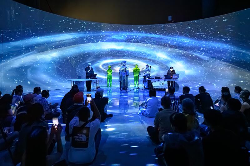 「虛迷山」開幕演出現場，國立臺灣美術館提供，攝影：ANPIS_FOTO_王世邦