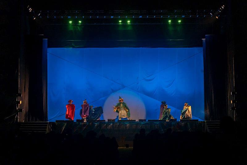 《紙風車的魔法書》透過五段創意故事，學習守護地球的重要性。