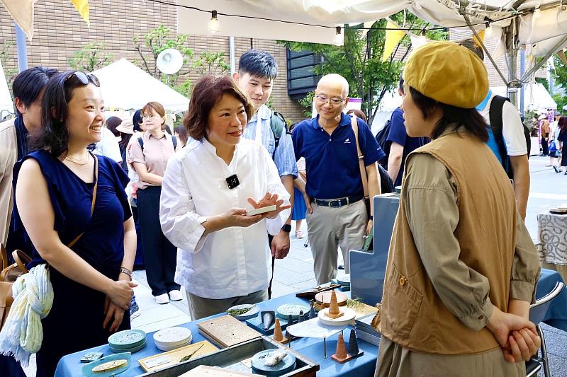 黃敏惠市長替攤商送上鼓勵