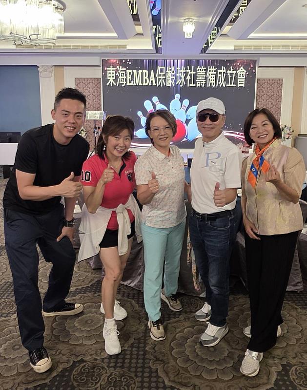 游志豪(右2)、夫人徐麗花(右3)及台中市東海大學校友會理事長邱于珊(右1)與佳賓歡慶籌備大會成功。