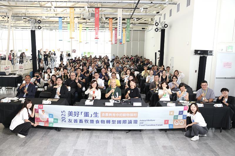 台北市副市長林奕華及與會貴賓齊聚合照，期許眾志成城、美好蛋生。