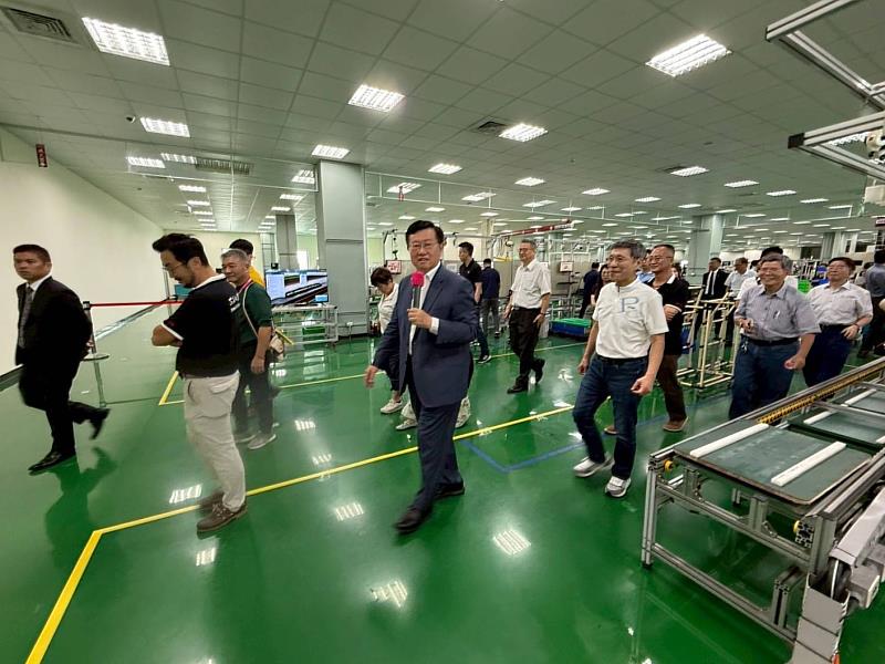 華德動能董事長蔡裕慶除了分享華德經營的歷程，更親自引導校友團參觀智能化廠區。