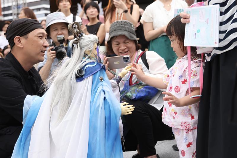 新勝景掌中劇團特別在演出前,以《伏魔英雄帖之再現白光劍》部分角色戲偶與觀眾互動,一幕幕都成為文化交流的最佳風景。