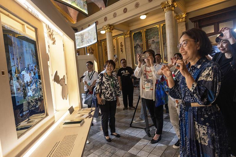 「魔幻臺灣—臺灣文學展」即日起開展，文化部政務次長王時思（右2）、旅臺日本作家栖來光（右1）等人出席開幕式，並體驗互動式裝置，以臺灣作家陳思宏《鬼地方》主題濾鏡，一起扮鬼合影。