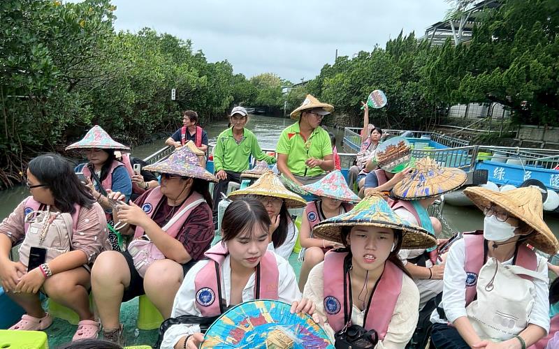 教師登上遊船觀賞「紅樹林綠色隧道」