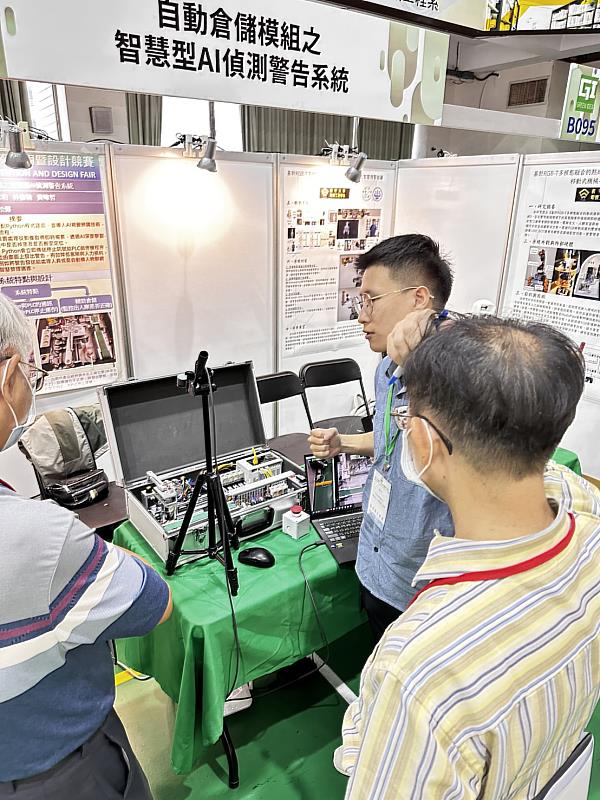 學生向評審介紹作品「自動倉儲模組之智慧型AI偵測警告系統」