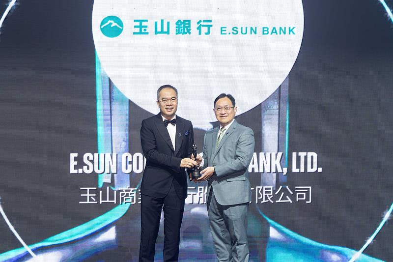 玉山銀行榮獲《HR Asia》「亞洲最佳企業雇主獎」、「DEI多元平等共融獎」肯定,人力資源處處長郭宸巖(右)代表受獎。