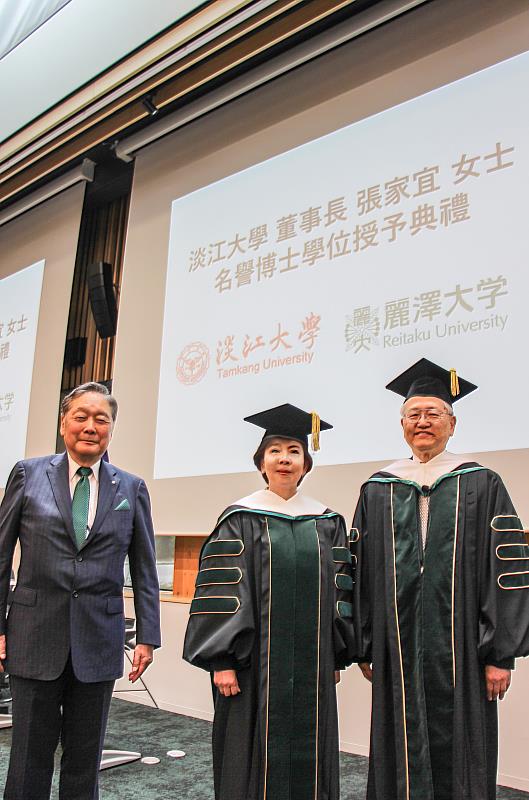張家宜董事長（中）在名譽博士學位授予典禮後，與麗澤大學董事長廣池幹堂（左）、校長德永承憲（右）合影留念。（圖／淡江大學提供）