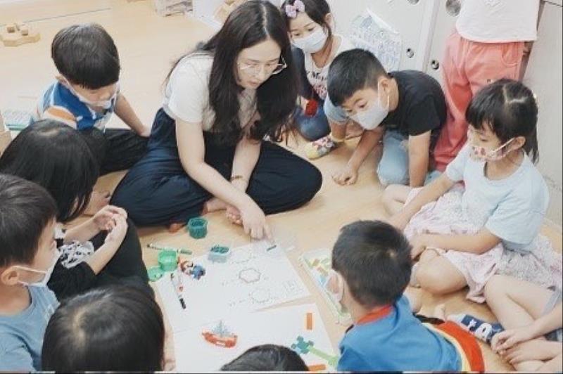市立新竹幼兒園「拼」出夢想─互動式瑪利歐樂園，學習區透過師生共構的創意，融合主題探索、角色扮演與問題解決，引發幼兒深度學習與創作動能。