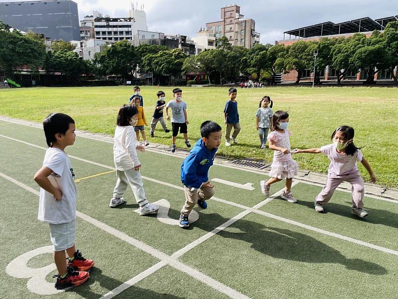 民富附幼孩子探索「接」的各種意義，最後以「接力遊樂園」與家長分享成果。