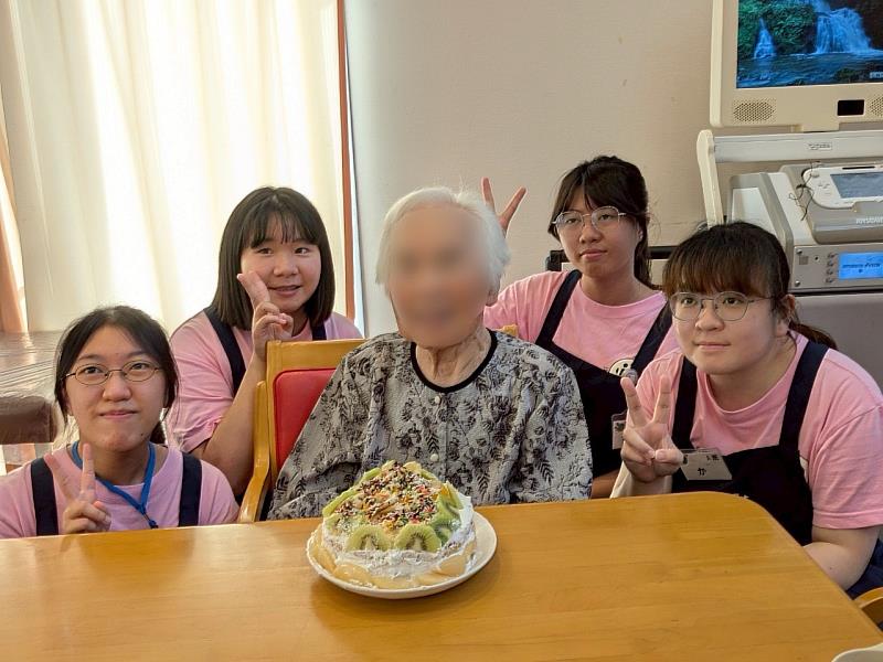 中臺科大高照系同學與97歲長輩手做蛋糕共度生日