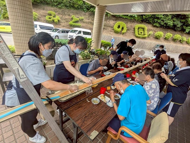 陪同長輩們進行流水麵活動