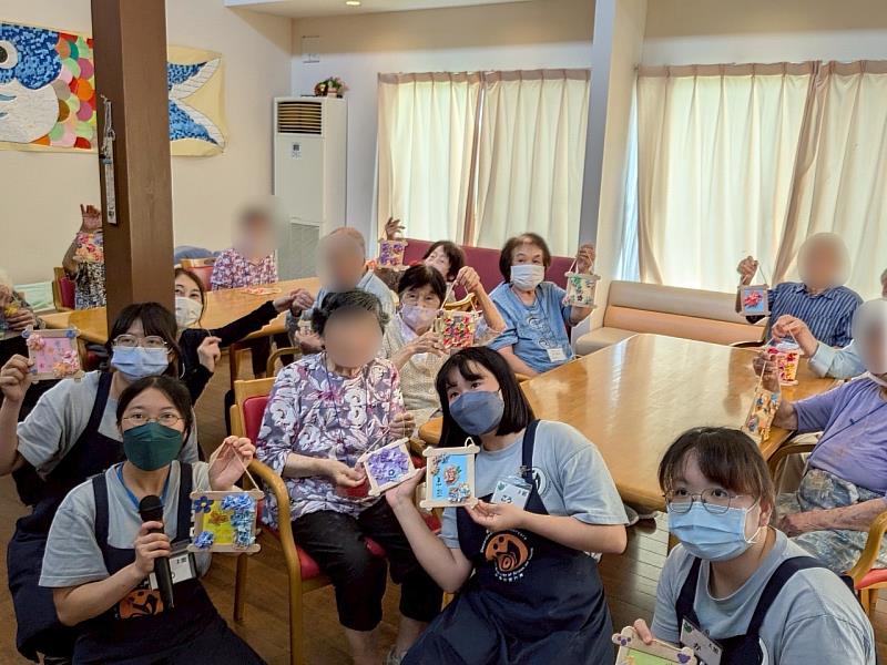 高照系同學透過健康促進活動與長輩互動