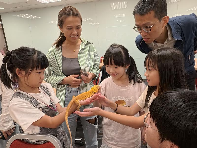PwC Taiwan舉辦「爬蟲昆蟲達人營」，學童化身小小昆蟲學家，透過觀察、餵食、標本DIY等活動，親近自然、尊重生命。