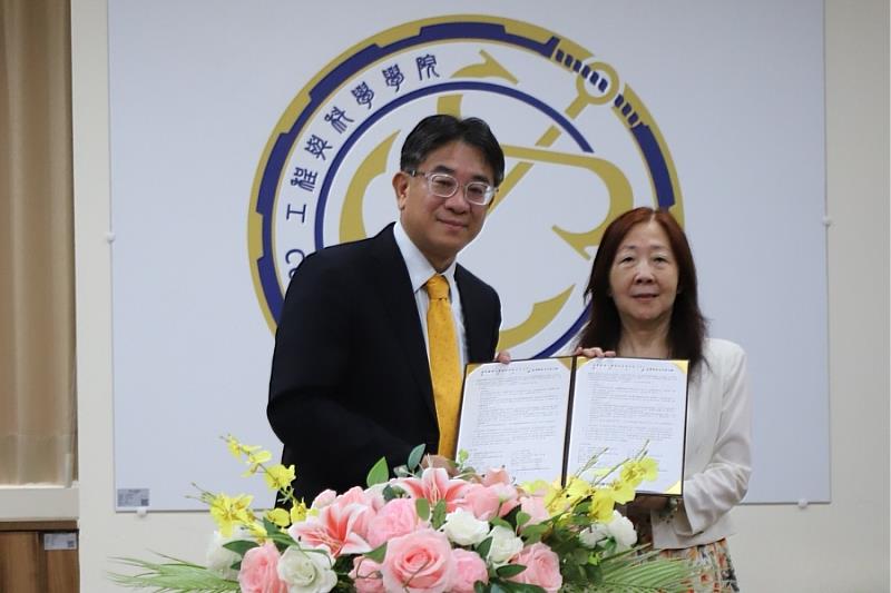 逢甲大學校長王葳與鴻準精密工業CTT總經理張登凱代表雙方簽訂產學聯盟合作備忘錄，共建「光機電技術聯合研究實驗室」。