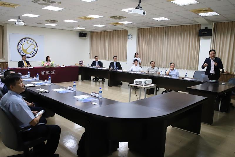 光電系莊智皓老師於簽約後,簡報未來雙方合作藍圖,並啟動「雙景深抬頭顯示器(DP-HUD)」研發計畫。