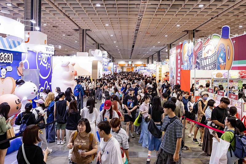 「2025臺灣文博會」位於南港展覽館的品牌商展展區，除了臺灣原創圖像IP及文創品牌，還有日本、韓國、馬來西亞、新加坡、泰國、美國、波蘭等10國逾650家品牌，逾930個攤位。