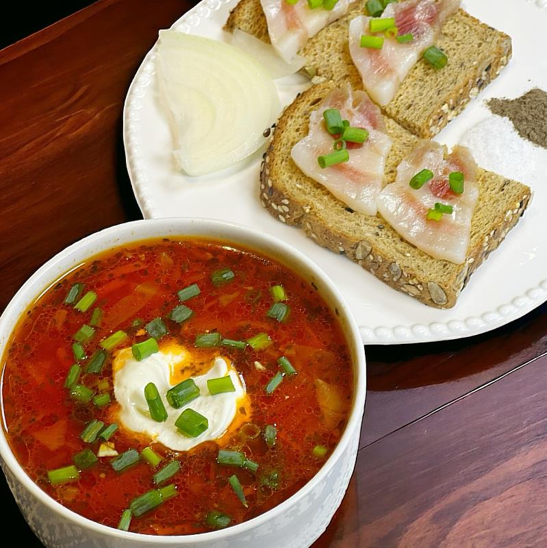 鹽醃肥生豬肉佐洋蔥、羅宋湯 (資料來源:說說咖啡IG)