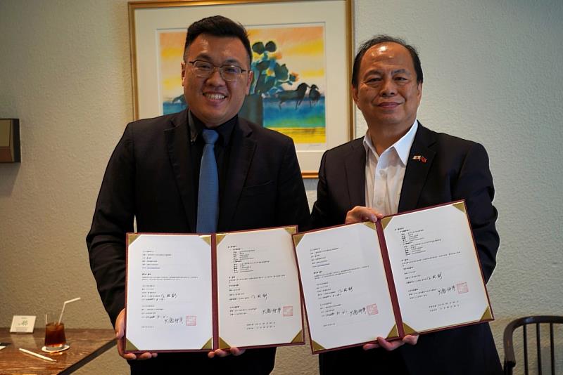 亞大產學長王昭能(左)、日本一般社團法人九州台灣商會會長大倉仲洋(右)共同簽署合作備忘錄。