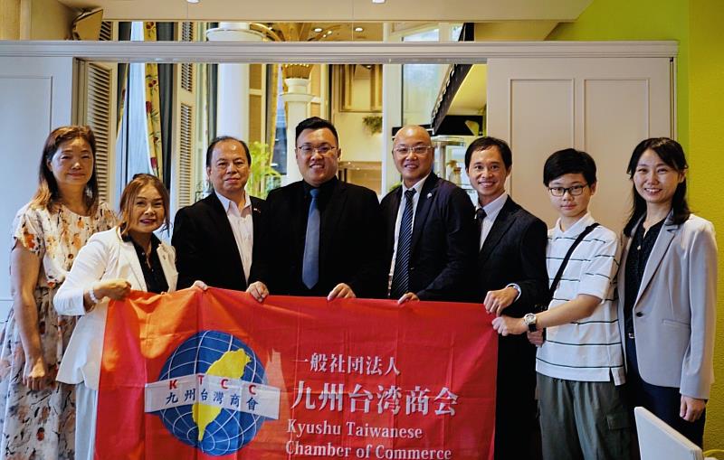 亞大產學長王昭能(左4)、亞大設計暨發明中心主任方曉瑋(左5)、九州台灣商會名譽會長賴玉汝(左2)、九州台灣商會會長大倉仲洋(左3)等合影。