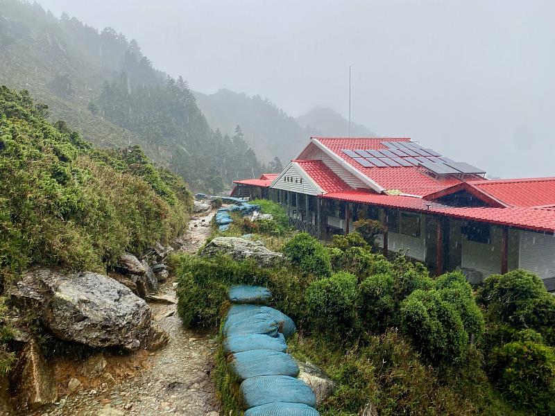 照片說明：嘉明湖、向陽山屋自即日起至公布開放前期間，可申請全額退費（圖為嘉明湖山屋）