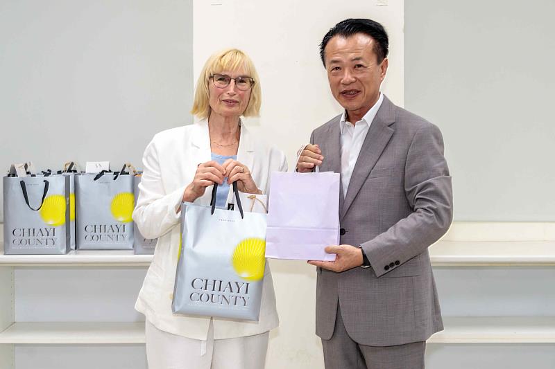 翁章梁接待拉脫維亞國會友台小組,深化無人機國際合作
