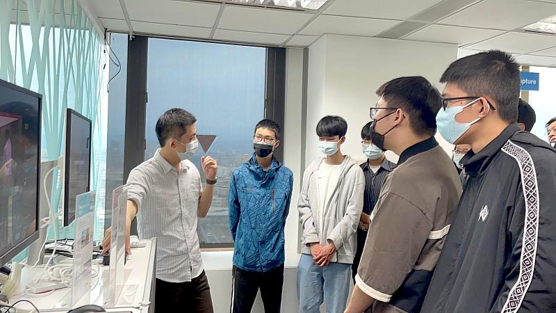 暨大「智慧半導體及綠色科技碩士學程」推動產學合作專案，提供企業實習機會，協助學生將所學應用於實務，為職涯發展奠定堅實基礎。