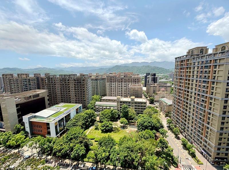 永慶房產集團指出,聯徵中心數據顯示近五年六都青年買房出現房價逐漸攀高、坪數卻降低的「小宅化」現象。(房市示意圖)