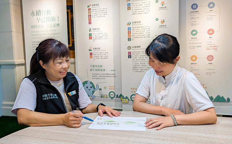 北分署花蓮就業中心人員向慈濟基金會說明「友善就業菁采獎」最新資訊